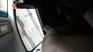 한적한 곳에 차대고 쉬고가는 중년커플