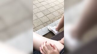 놀이터에서 만지고 벌리는 골때리는 커플