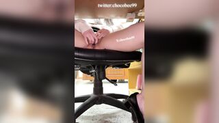 은행 창구에서 손님 응대중에 분수싸기