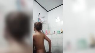 손녀뻘되는 어린것을 데리고 샤워실에서 섹스