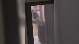 最近流出したプライベート写真には、客室乗務員が寮で着替えたり、バスルーム内のトイレシャワーを使用したりしている様子を密かに撮影してい ipcam 2 (67)