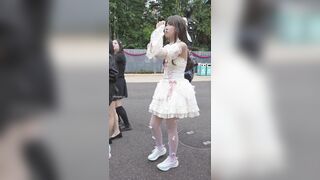 (BC-AA-638) ボディコンスカートを着た若い女性が買い物に出かけます...彼女のお尻が露出し、透ける下着が見え、彼女は身をかがめて陰毛を見せます ipcam 3