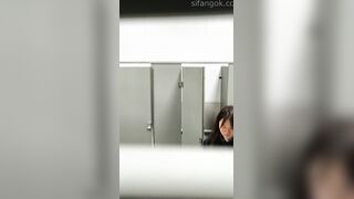 【便器下からの盗撮アングル】ご主人様による自撮り：無理やり広げられた、若く締まったマンコの接写映像――愛液の掻き出し、排便の盗撮 toilet 2 01-160526